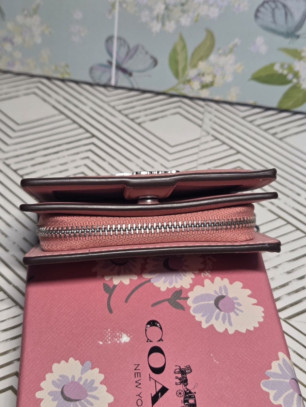 Coach Bubblegum Pink Daisy Snap Wallet Like New Boxed - Picture 13 of 14